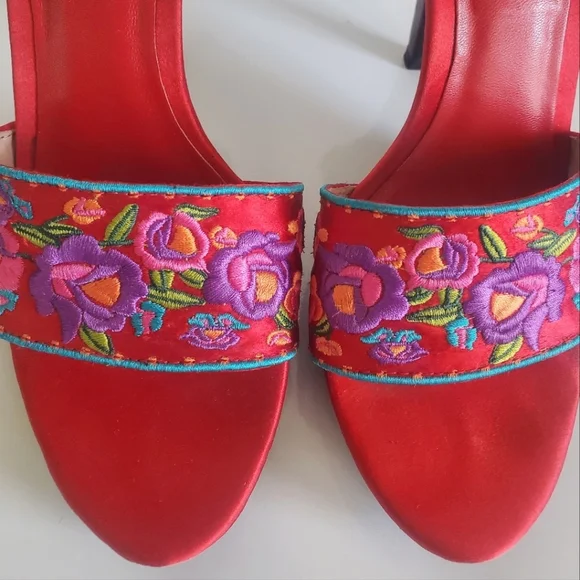 Betsey Johnson Janika Heels Mules Sandals Red Satin Embroidered Floral Size 7.5 - Picture 2 of 14